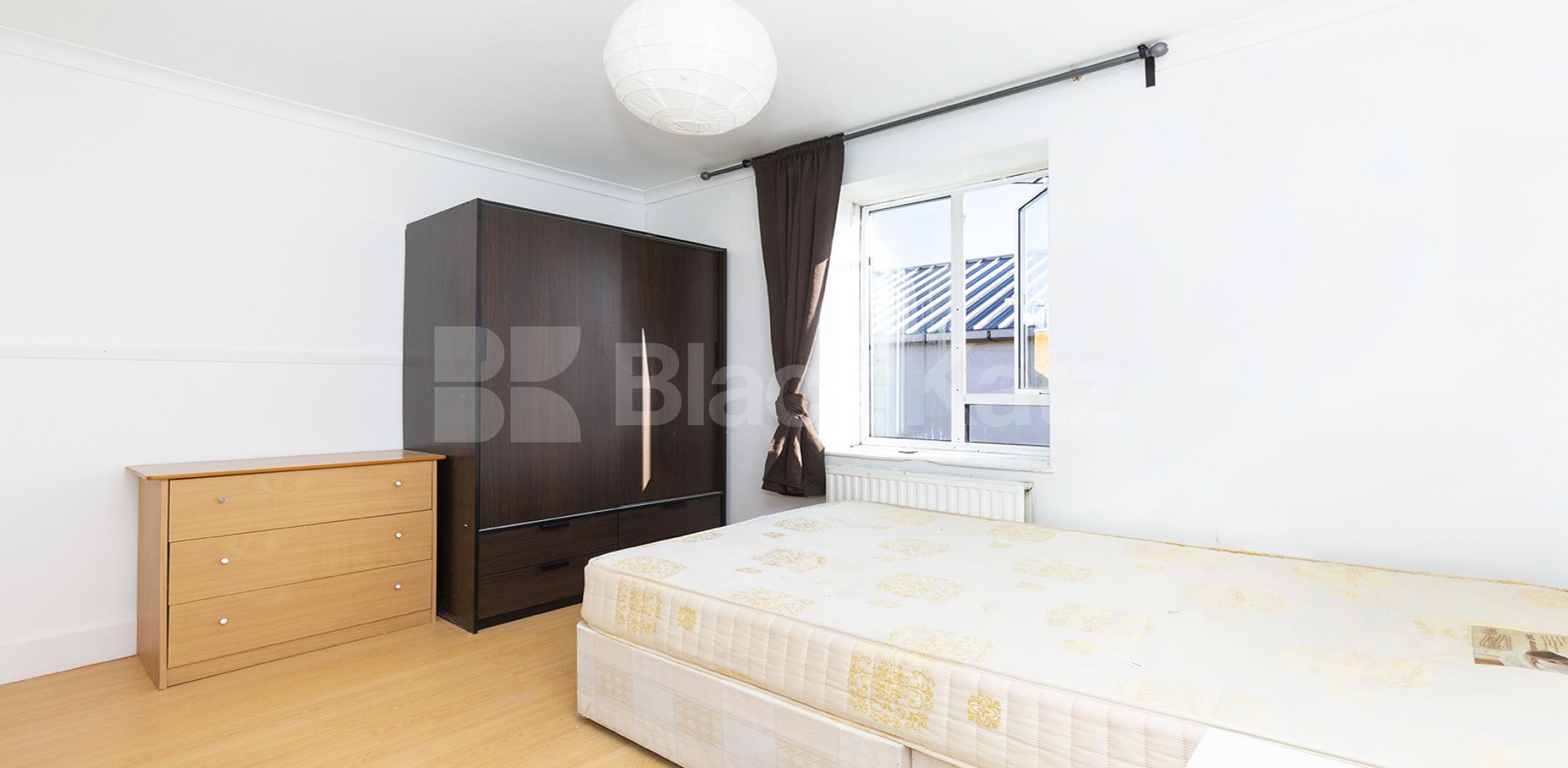 			4 BED PLUS LOUNGE, 4 Bedroom, 1 bath, 1 reception Apartment			 Windsor Street, ANGEL - ESSEX ROAD